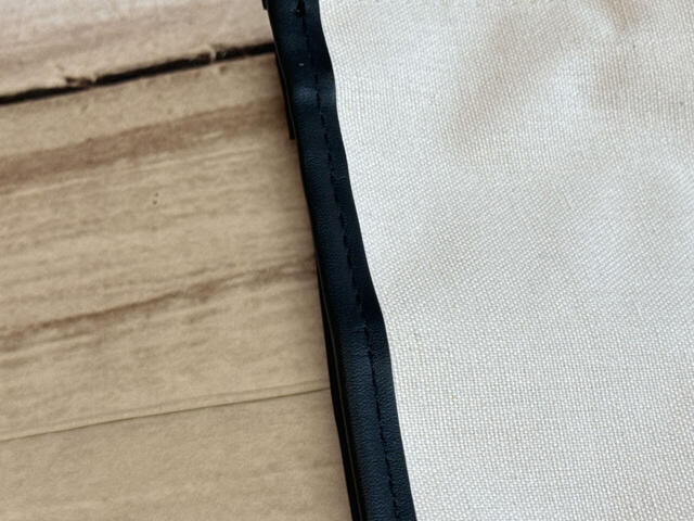 縁はレザー調のブラックのパイピングが施されています