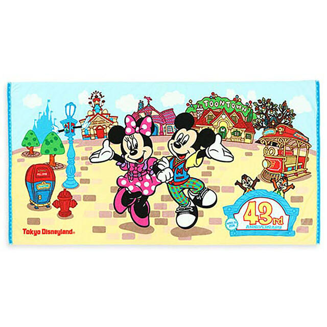 ワイドバスタオル 4,000円｜東京ディズニーランド開園43周年を記念したグッズ｜販売店舗：東京ディズニーランド「ギャグファクトリー／ファイブ・アンド・ダイム」｜発売日：2026年4月15日（水）