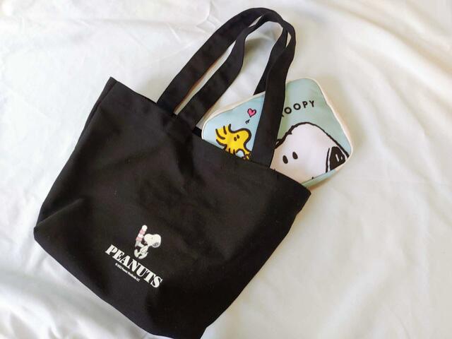 小さめトートにもラクラク入る大きさ ※トートバッグは私物です。付録にはつきません【ゼクシィ10月号】付録：SNOOPY（スヌーピー）マルチケース