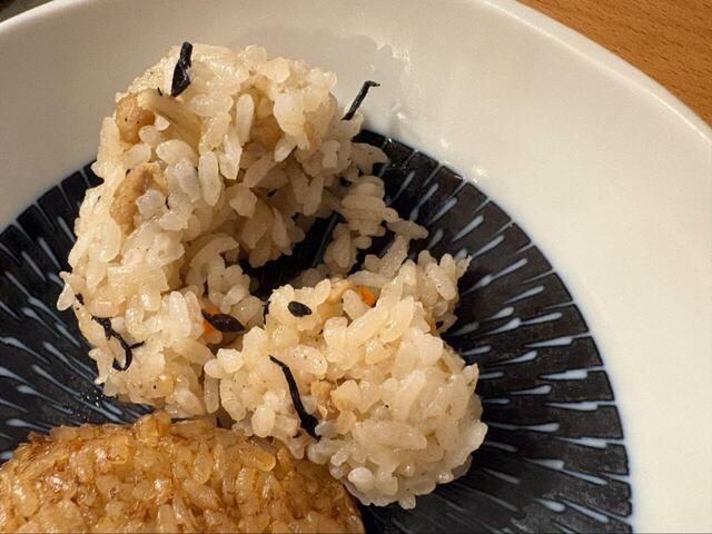 【ロピア おかか焼きおにぎり(鮭入り)&鶏五目おにぎり(6個入り】断面カットで中身をチェック!鮭や具材がしっかり入っていて、冷凍とは思えない満足感です◎これはストック候補です!