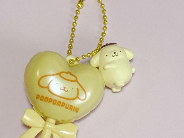 【サンリオキャラクターズ バルーンポップチャーム&グミ】ぽっちゃりゆえにバルーンに手がだいぶ届いていないプリンがかわいい♪