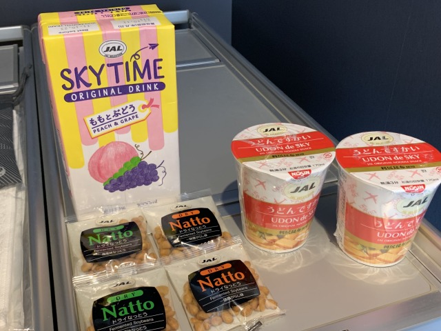 JALオリジナル食品：うどんですかい（2食）、ドライなっとう（2食）、スカイタイム（ももとぶどう1本）