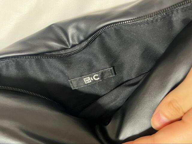 【UNIQLO:C　レザータッチパフィーバッグ】カラーはオフホワイト・ブラック・オリーブの3色展開