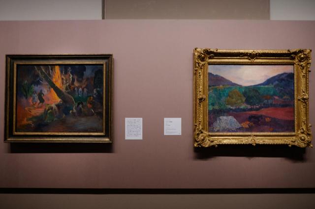 いずれもポール・ゴーガン　左：《ウパ ウパ（炎の踊り）》1891年　右：《犬のいる風景》1903年