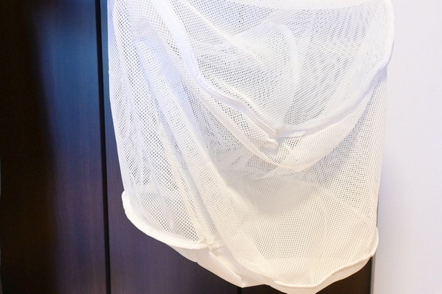 【洗濯ネットの種類・使い方】円柱型ネットを広げた様子。結構大きめサイズです