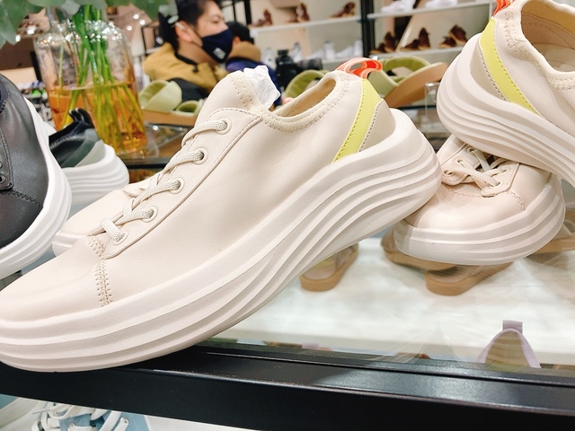 【ワークマン 雲の上レディーススニーカー】ホワイトとブラックがありました