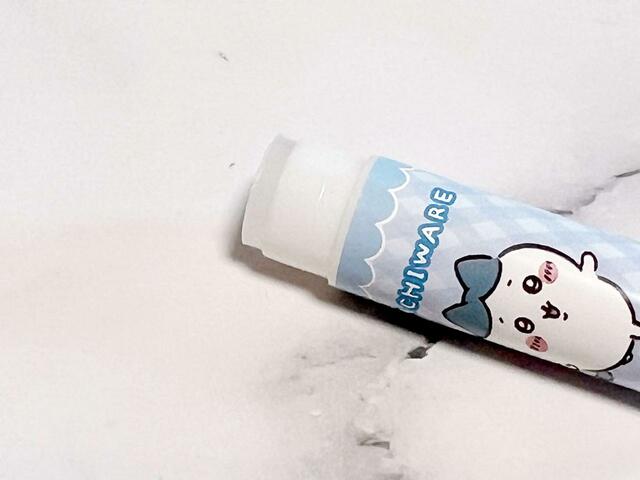 リップクリームは無色。潤い効果も抜群！【ローソン×ちいかわグッズ】マスコットリップクリーム「ハチワレ」