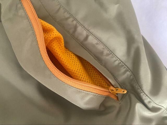 【ワークマン レディース高撥水シェルジャケット】ファスナー付きなので貴重品を入れても安心