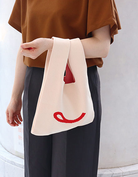 「〔非売品〕オリジナルニットトートバッグ(スマイルマーク)」<サイズ:<本体>横250×縦365(持ち手含む)×マチ110mm>【不二家の和スイーツが楽しめる「FUJIYA Smile Switch Festa」が銀座三越でスタート!“ペコちゃん×サンリオキャラクターズ”のコラボグッズも登場!】