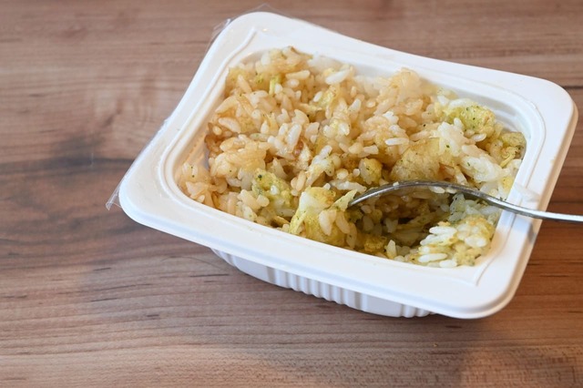 【深夜のポテチーズ飯】ごはんをしっかり混ぜます