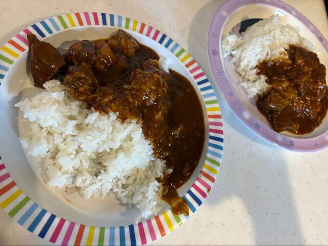 【ロピア お肉屋さんの牛肉カレー】ごはんにかければ大人も子どもも家族分が一袋でまとめて用意でき、あっという間に食卓が整います◎