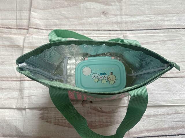 マチ広なため、お弁当箱もラクラク収納可能