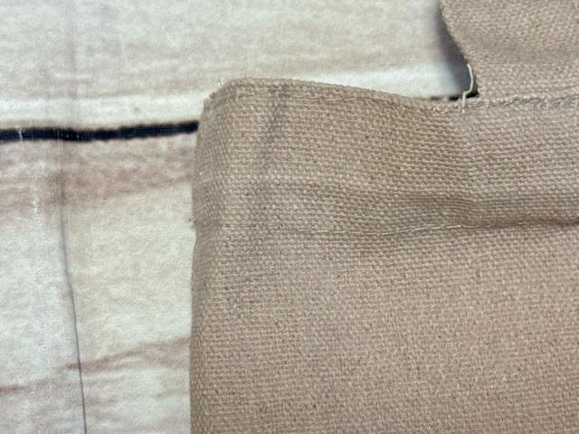 素材はコットン。ナチュラルな風合いの生地