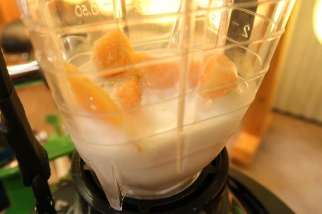 【BEB5土浦】メロンスムージー　果肉や牛乳などを入れて自転車をこぎます