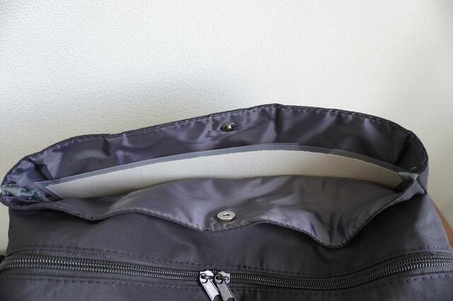 A4サイズが入るサイドポケット