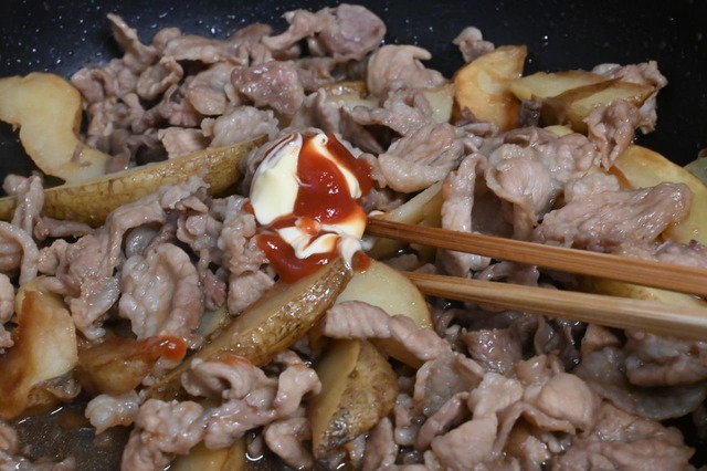 【黄金比「てりやきのたれ」・豚肉とじゃがいものてりやきオーロラソースあえ】火を止めた後にマヨネーズとケチャップを入れます