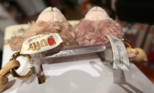 香港ディズニーランドグッズ　スマホ本体に挟むタイプのストラップ(219HKD)