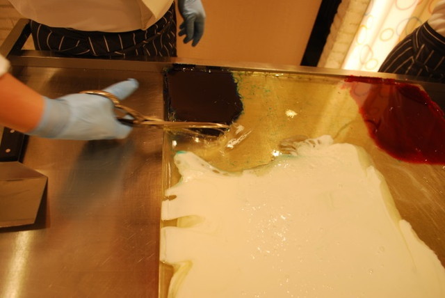 CANDY SHOW TIME：ライチキャンディーづくり・4ヵ所に色分けされたアメをハサミでカット