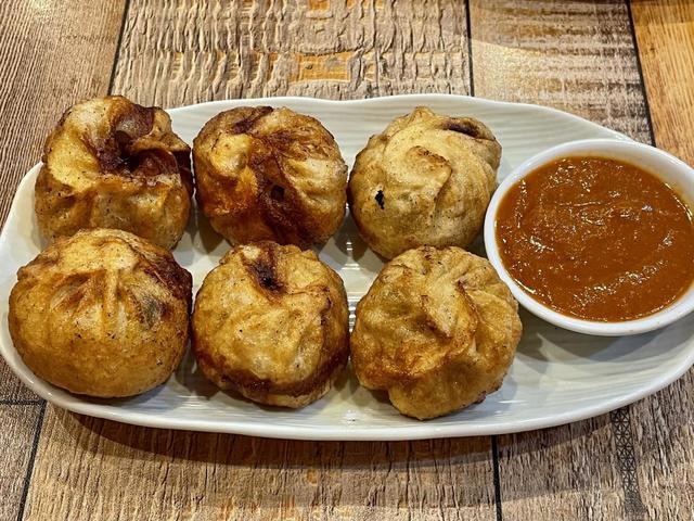 【ソルマリ】揚げ小籠包的なフライドモモ。赤いソースが付いてくる