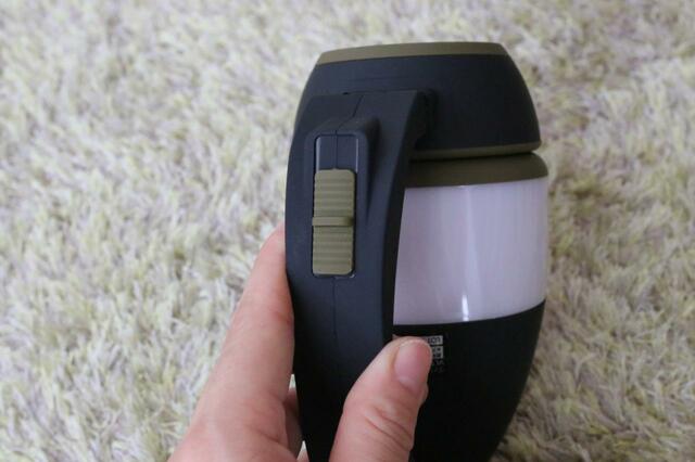 【ワークマン ヴァリアブル ランタンライト 乾電池式】取っ手を持って懐中電灯として使える