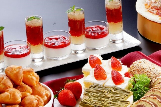 「いちごのショートケーキ/いちごのブランマンジェ」<期間:2025年11月21日〜2026年1月31日>【香ばしく焼き上げた「サーロインステーキ」も「蒸し蟹」も食べ放題!松江エクセルホテル東急で『冬のディナーブッフェ』開催!】