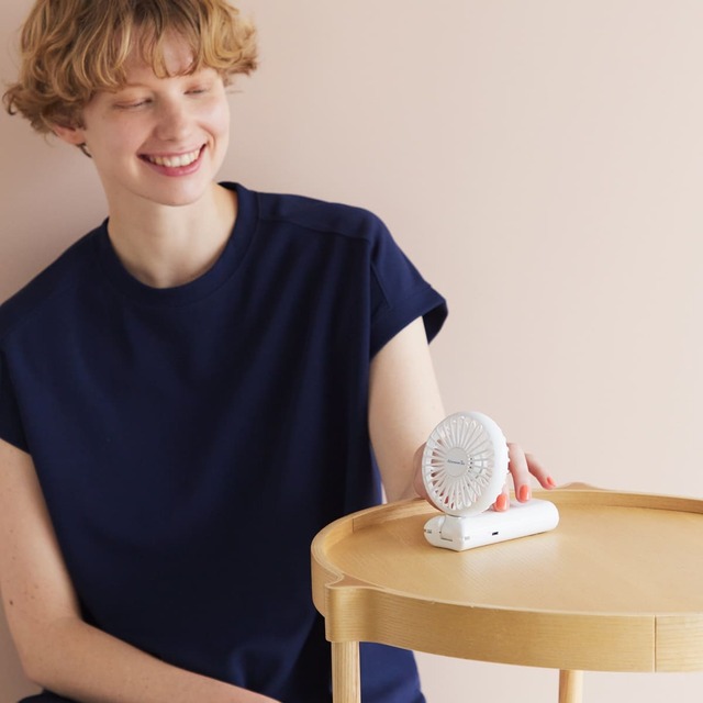 【アフタヌーンティー・リビング】フォールディングファンを卓上で使用