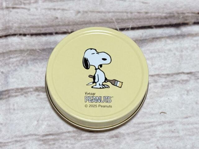 背面にはスヌーピーがソロで登場。なんだか虚無な表情がツボ♪