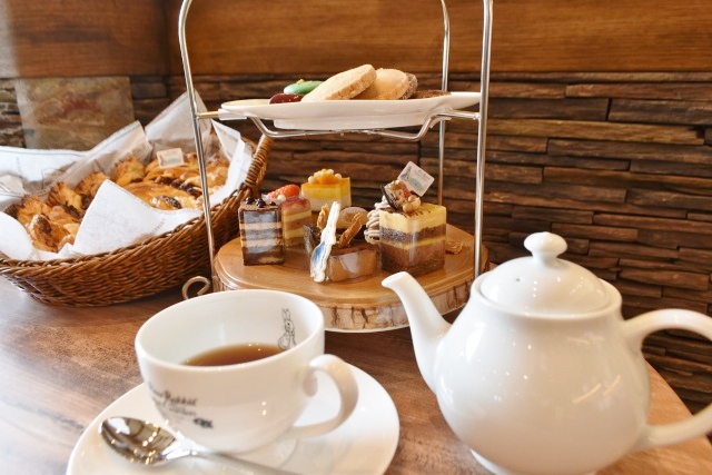 アフタヌーンティーセットにはコーヒーまたは紅茶がつく