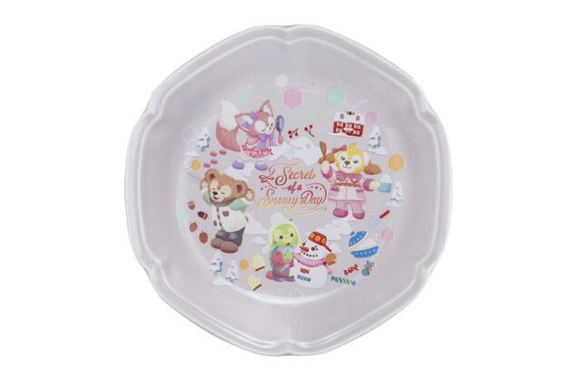 カフェモカマフィン、スーベニアプレート付き 1,400円｜「ダッフィー＆フレンズのシークレット・オブ・スノーウィーデイ」メニュー｜販売店舗：東京ディズニーシー「ケープコッド・クックオフ」｜販売期間：2025年11月4日（火）〜2026年1月7日（水）