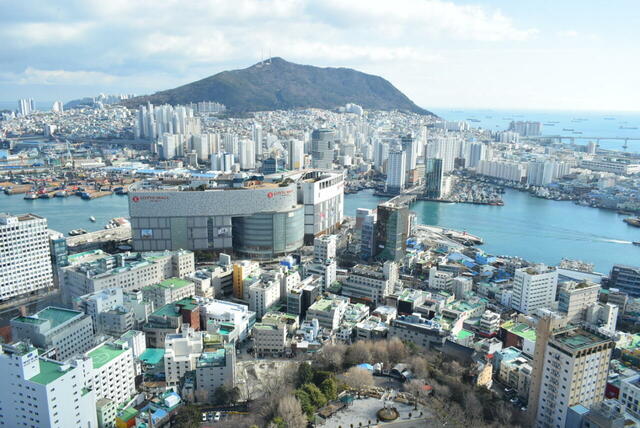 釜山タワーから見た南浦洞やチャガルチ市場、影島など旧市街の風景