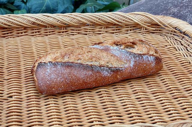 「石臼ショートバゲット」。酒粕を使っているからこそこの色が出るのだそうだ