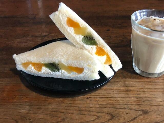 【セブン‐イレブン 4種のフルーツサンド】断面がカラフルで目でも楽しめる一品