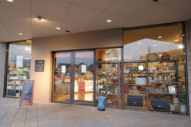 独自セレクトの本や雑貨も見応えあり｜nido by Honey Bee Project