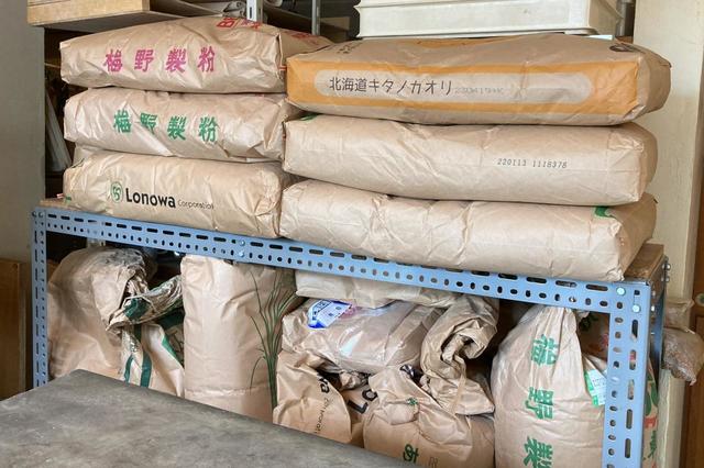 国産の小麦粉の袋が店内に積まれていた