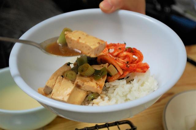 焼肉店の〆に出てきたテンジャンチゲの汁と豆腐、付け合わせのキムチをごはんに混ぜて食べる。これが旨い！