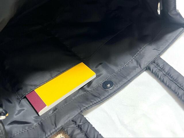 【niko and… オリジナル2WAYマルチトートバッグM】中にはA5サイズのポケットが2つあります