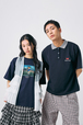 【RAGEBLUE×名探偵コナン】フォトプリントTシャツ（全6種）／￥4,990（税込）・オープニング&エンディング/フォトTシャツ（全5種）／￥4,990・ワンポイント刺繍Tシャツ（全3種）／￥4,990（税込）・チルデン/ラインニットベスト（全2種）／￥5,990（税込）・バイカラーニットポロ（全2種）／￥6,600（税込）・ストライプ/ショート丈シャツ（全2種）／￥6,600（税込）・【名探偵コナン】TRイージースラックス（全2種）／￥7,990（税込）・【名探偵コナン】コットンナイロン/フレアスカート（全2種）／￥7,990（税込）・【名探偵コナン】シアーフリルベスト（全2種）／￥6,990（税込）・【名探偵コナン】フェイクレザーミニショルダーバッグ（全2種）／￥3,990（税込）・【名探偵コナン】ロゴプリントトートバッグ（全2種）／￥4,500（税込）・【名探偵コナン】サテンガラスカーフ（全2種）／￥2,490（税込）・【名探偵コナン】アクリルキーホルダー（全12種）／￥1,200（税込）・【名探偵コナン】モチーフキーホルダー（全2種）／￥1,890（税込）・＜受注生産＞【名探偵コナン】ペイントデニムジャケット（全1種）／￥11,990（税込）・＜受注生産＞【名探偵コナン】刺繍MA-1（全1種）／￥13,990（税込）・＜受注生産＞ジャガードニットクルー（全2種）／￥7,700（税込）・＜受注生産＞刺繍/裏毛スウェットパーカー（全2種）／￥6,990（税込）・＜受注生産＞裏毛スウェットプリントクルー（全2種）／￥6,990（税込）