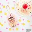 【SNOOPY IS THE CHERRY ON TOP！】スイーツにトッピングするカラースプレーを模したカラフルなパーツが、モチーフの中をシャカシャカと揺れ動くキュートな「PEANUTSデザイン シャカシャカキーチェーン」※数量限定、なくなり次第終了