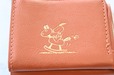 【『SNOOPY YEAR OF THE HORSE MINI WALLET BOOK BROWN』（宝島社）】木馬で遊ぶスヌーピーとウッドストックのデザイン