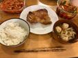 【コストコ 国産鶏ももの塩麹グリル】キムチと一緒に並べると、彩り豊かな食卓になります♪