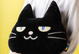 抱きしめたくなる柔らかな素材感【東京ばな奈の黒猫「ぶにゃんこ」】
