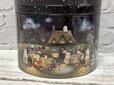 【カルディ ハロウィンドームティン】側面は360度ぐるりとハロウィンパーティーの様子が描かれたアートプリント入り