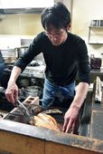 【魚】炭火焼・炉端焼がうまい店／【赤羽】海鮮炉端 赤羽魚友　絶妙な焼き加減で魚のおいしさを引き出す。