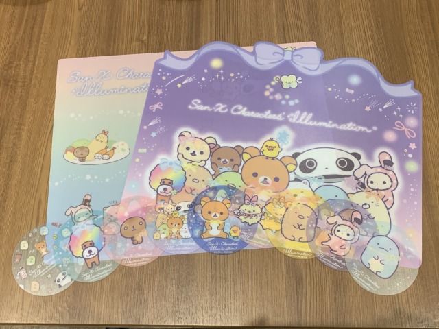 コラボフードを購入するともらえるオリジナルランチョンマットやコースター