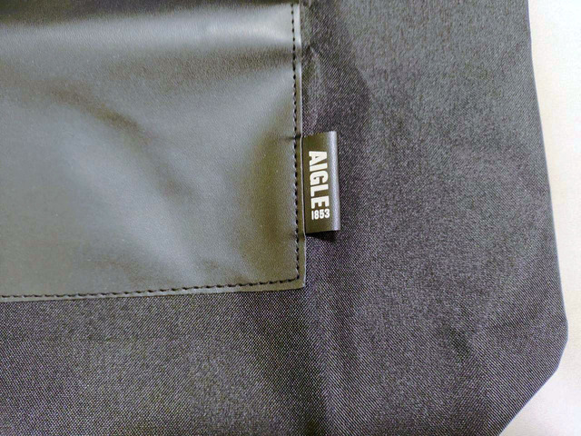 ポケット端には、ブランドタグ付き