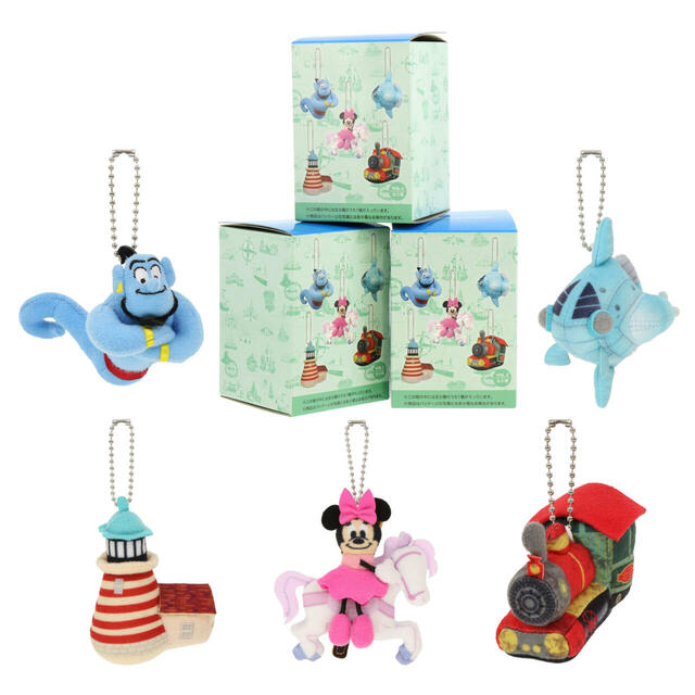 ぬいぐるみチャーム 1,400円|ミッキーたちが楽しそうに巡っているパークのマップやアイコンをモチーフにしたグッズ|販売店舗:東京ディズニーランド「グランドエンポーリアム」、東京ディズニーシー「タワー・オブ・テラー・メモラビリア」|発売日:2024年10月17日(木)
