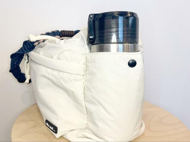 【niko and ... 編みハンドル2WAYバッグ】両サイドのポケットはドリンクホルダーとしても使えて便利♪