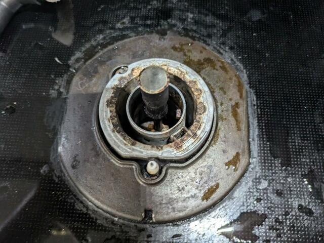 【掃除前】ガスコンロ周りのガンコな焦げ付きを掃除してみます！