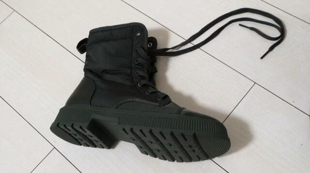 【ユニクロC パデッドレースアップブーツ】ソールの重みは気になるほどではなく、スムーズに歩けます。濡れた砂地でも安定感抜群！