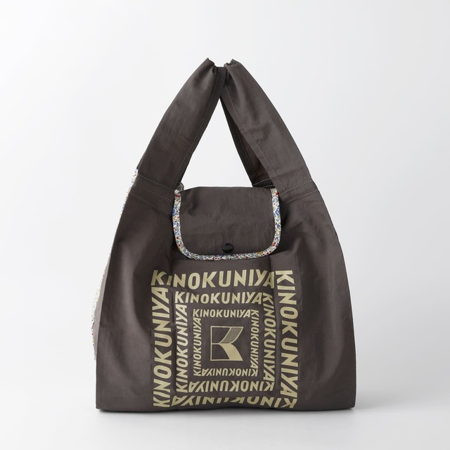 【紀ノ国屋 MADE WITH LIBERTY FABRIC「紀ノ国屋 リバティプリント スモールショッパー」￥2,530】グレー／サイドに「ケイティ・アンド・ミリー」のリバティプリントが使われています